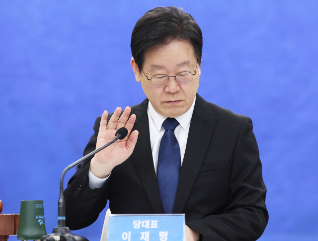 더불어민주당 이재명 대표가 10일 오전 경기도 수원시 경기도의회에서 열린 현장 최고위원회에서 마이크를 점검하고 있다. 연합뉴스