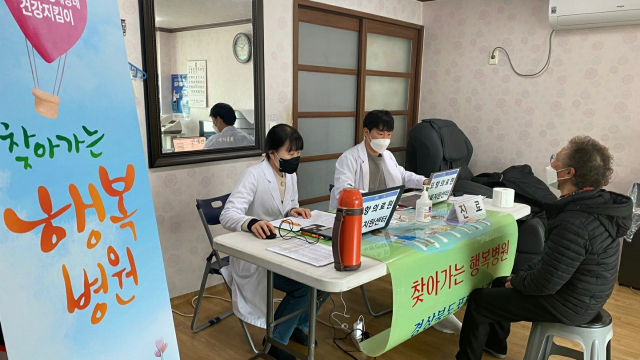 지난 7일 경주시 산내면 의곡1리 경로당을 찾은 한 주민이 마을을 방문한 의료진에게 진료를 받고 있다. 경주시 제공