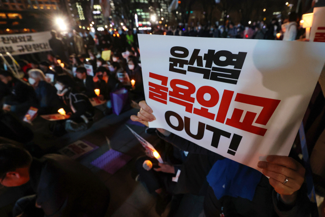 정의기억연대, 민족문제연구소, 민주노총 등 시민사회단체로 구성된 한일역사정의평화행동 관계자들이 6일 오후 서울광장에서 윤석열 정부가 발표한 강제동원 피해배상 해법을 규탄하는 촛불집회를 하고 있다. 정부는 이날 오전 