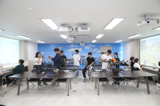 대구과학대 측지정보과 학생들이 공간정보 특성화 전문대학 사업을 통해 개설된 무인항공기 시뮬레이션 시스템 교육 실습을 하고 있다. 대구과학대 제공