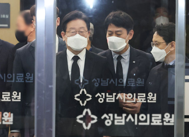 더불어민주당 이재명 대표가 10일 오후 경기도 성남시의료원에 마련된 경기도지사 시절 초대 비서실장 전모 씨 빈소에서 조문을 마친 후 나오고 있다. 연합뉴스