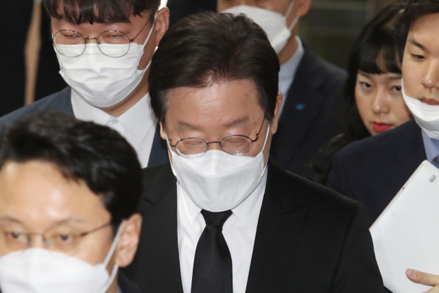 더불어민주당 이재명 대표가 10일 오후 경기도 성남시의료원에 마련된 경기도지사 시절 초대 비서실장 전모 씨 빈소에서 조문을 마친 후 나오고 있다. 연합뉴스