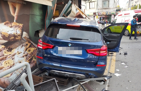 bmw 상가 돌진