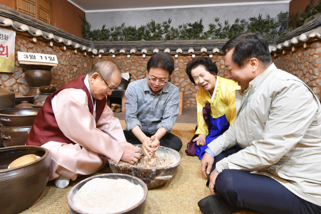 이철우 경북도지사는 지난 11일 안동소주 업체인