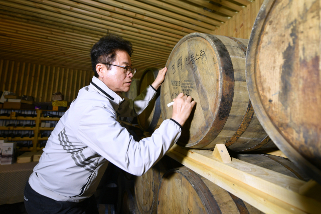 이철우 경북도지사는 지난 11일 안동소주 업체인