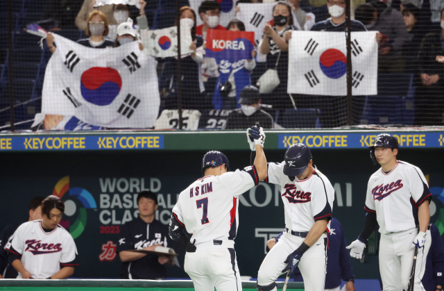 12일 일본 도쿄돔에서 열린 2023 월드베이스볼클래식(WBC) B조 본선 1라운드 한국과 체코의 경기. 7회말 무사 상황에서 한국 김하성이 두번째 솔로홈런을 친 뒤 동료들과 조용히 기쁨을 나누고 있다. 연합뉴스