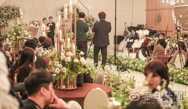 코로나19 확산기에 미뤘던 결혼을 진행 하려는 예비 부부가 몰리면서 예식장 예약을 하기가 힘들어 졌다. 12일 대구 시내의 한 예식장에서 결혼식이 진행되고 있다. 안성완 기자 asw0727@imaeil.com