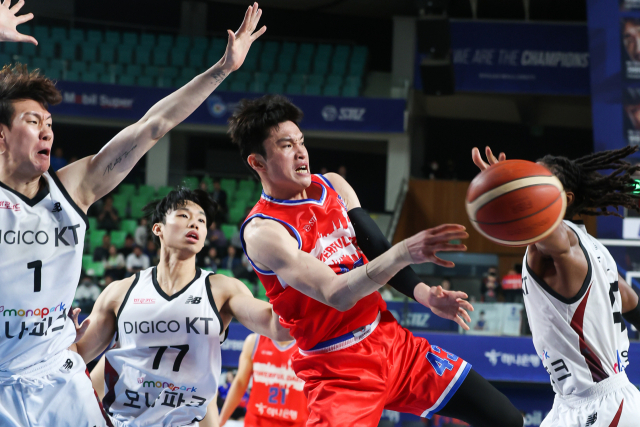 11일 대구체육관에서 열린 2022-2023 SKT 에이닷 프로농구 정규리그 수원kt와 홈경기에서 대구 한국가스공사 페가수스 이대성이 패스를 하고있다. KBL 제공