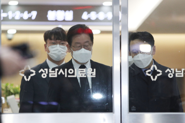 더불어민주당 이재명 대표가 10일 오후 경기도 성남시의료원에 마련된 경기도지사 시절 초대 비서실장 전모 씨 빈소에서 조문을 마친 후 나오고 있다. 연합뉴스
