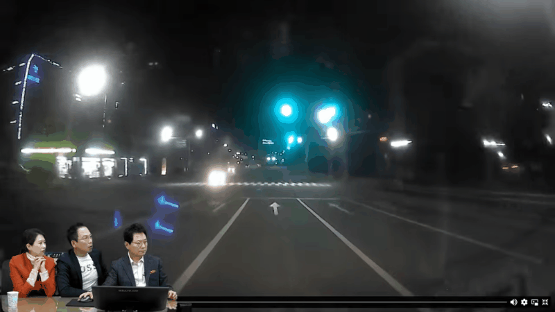 주행 중인 차량에 달려드는 보행자. 한문철TV