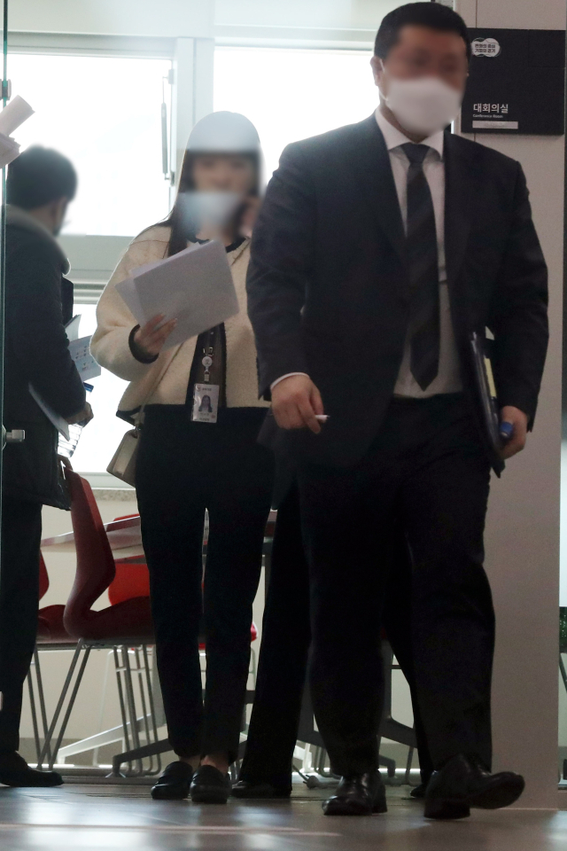 대북송금 의혹을 수사 중인 검찰이 22일 이화영 전 경기도 평화부지사가 근무한 경기도청에 대해 압수수색에 나섰다. 압수수색 대상은 이 전 부지사가 근무했던 경제부지사실, 비서실, 평화협력국, 도의회 사무처 등 7∼8곳으로 알려졌다. 사진은 청사 내에서 압수수색하는 검찰 관계자. 연합뉴스