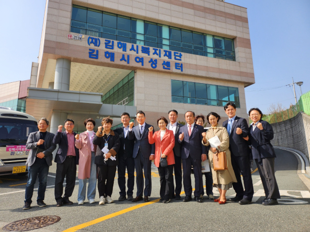 김천시의회 행정복지위원회(위원장 박근혜) 위원들은 지난 10일 김천시 