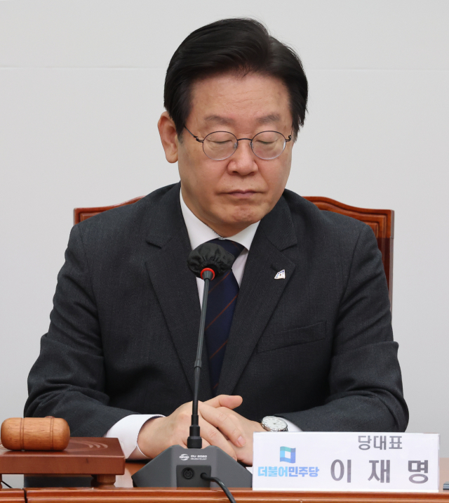 더불어민주당 이재명 대표가 13일 국회에서 열린 최고위원회에서 자리에 앉아 있다. 연합뉴스