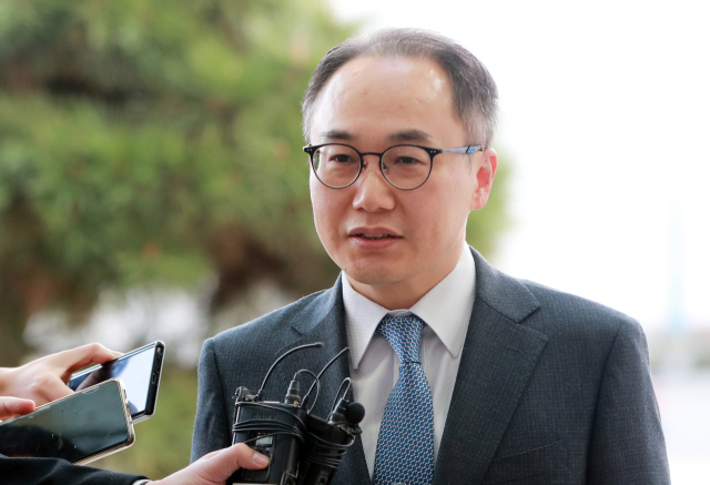 6일 오후 일선 검사들을 격려하기 위해 부산지검 서부지청을 찾은 이원석 검찰총장이 기자들의 질문에 답하고 있다. 이 총장이 수도권 바깥의 일선 검찰청을 찾은 것은 취임 후 이번이 처음이다. 연합뉴스