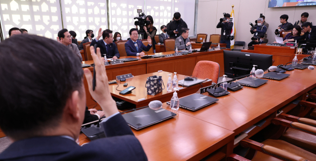 13일 오전 서울 여의도 국회에서 국민의힘 의원들이 불참한 가운데 열린 외교통일위원회 전체회의에서 더불어민주당 의원들과 무소속 김홍걸 의원이 강제징용 피해자 양금덕 할머니 참고인 출석 등 의사일정변경동의 안건에 대해 찬성을 표시하고 있다. 연합뉴스
