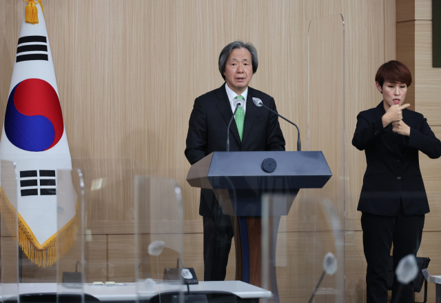 정기석 코로나19 특별대응단장 겸 국가 감염병 위기대응 자문위원장이 13일 정부서울청사에서 코로나19 항바이러스 치료제 처방률 제고 방안에 대해 정례브리핑을 하고 있다. 연합뉴스