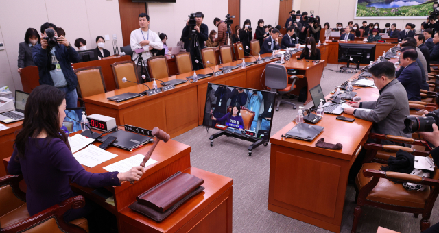 국회 외통위 이재정 더불어민주당 간사가 13일 오전 국민의힘 의원들이 불참한 가운데 위원장 직무대리로 외통위 전체회의를 진행하며 의사봉을 두드리고 있다. 연합뉴스