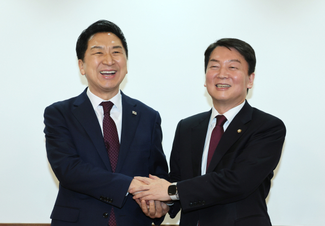 국민의힘 김기현 대표가 13일 오후 서울 여의도 국회 인근 카페에서 안철수 의원과 만나 취재진을 향해 포즈를 취하고 있다. 연합뉴스