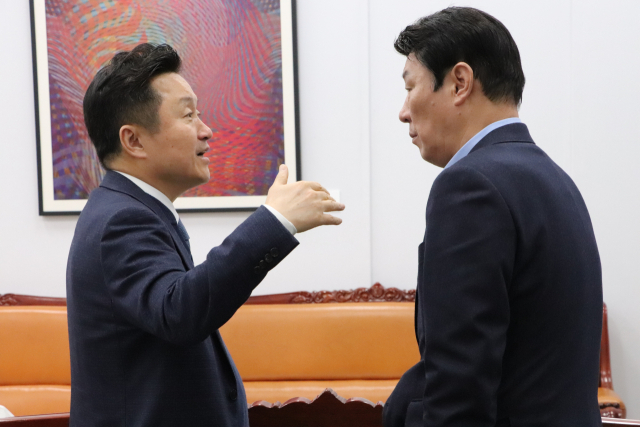 지난달 열린 국회 국토교통위원회 교통법안심사소위원회 회의에 참석한 최인호 더불어민주당 의원(부산 사하구갑)과 강대식 국민의힘 의원(대구 동구을). 매일신문 DB