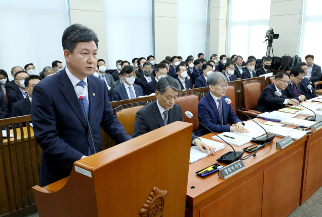 한창섭 행정안전부 장관 직무대행이 13일 오전 열린 국회 행정안전위원회 전체회의에서 업무보고를 하고 있다. 연합뉴스