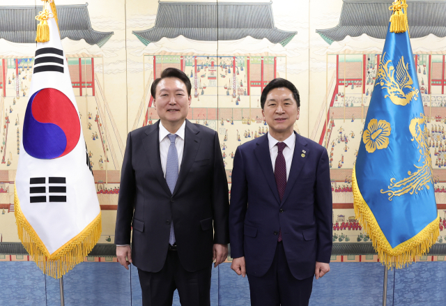 윤석열 대통령이 13일 오후 서울 용산 대통령실 청사에서 열린 국민의힘 신임 지도부 초청 만찬에서 김기현 대표와 기념촬영을 하고 있다. 연합뉴스