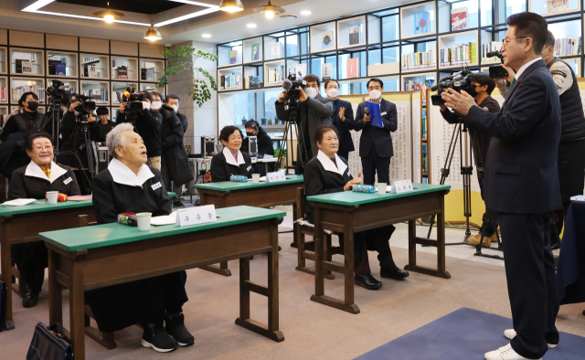 이철우 경북도지사가 학교를 다니지 못한 칠곡할매글꼴 주인공들의 한을 풀어주기 위한 마지막 수업을 진행하고 있다. 경북도 제공