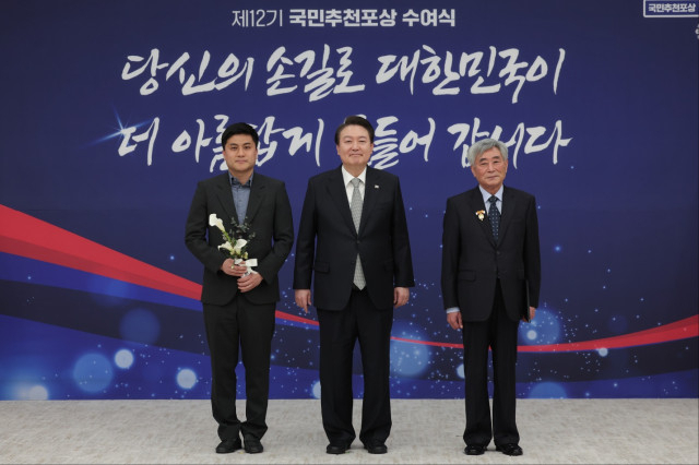 대구 동구 한국타일도기상사 박윤희 대표가 2022 국민추천포상 대통령표창을 수상했다. (대통령 기준으로 우측 박윤희 대표, 좌측 자녀) 동구청 제공.