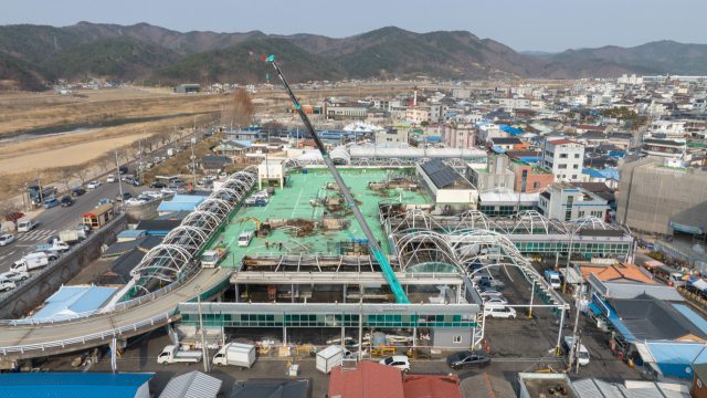 경북 영덕시장에서 본격 철거작업이 시작됐다. 내년말 재건축이 끝나면 현대화시설로 소비자들을 만나게 된다. 영덕군 제공