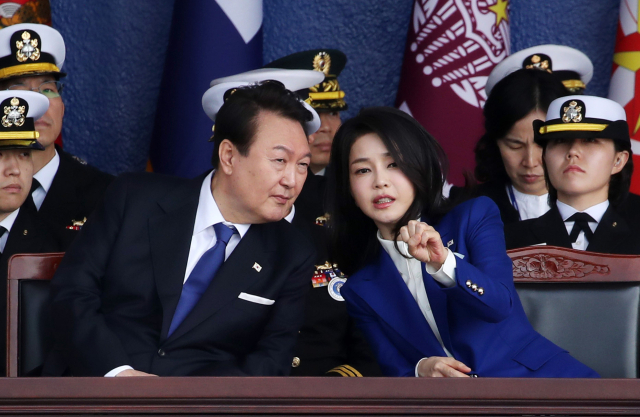 윤석열 대통령과 김건희 여사가 지난 10일 경상남도 창원시 진해구 해군사관학교에서 열린 제77기 졸업 및 임관식에서 대화하고 있다. 연합뉴스