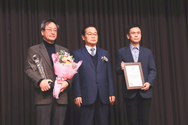 김재화(왼쪽) 구미차병원장이 고병헌(가운데) 경북경영자총협회 회장으로부터 제10회 경상북도 클린경영대상을 수상하고 있다. 구미차병원 제공