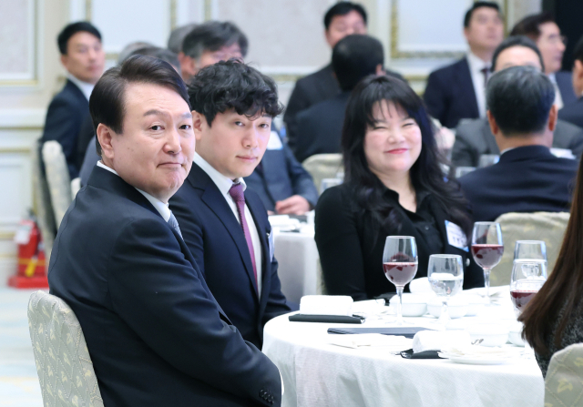 윤석열 대통령이 14일 청와대 영빈관에서 열린 일자리창출 우수기업 최고경영자(CEO)초청 오찬에서 사회를 맡은 개그맨 허경환(허닭 대표이사)씨의 발언을 듣고 있다. 허경환 대표이사는 경력단절 여성 적극 채용, 여성이 일하기 좋은 환경 조성 등의 공로로 지난해 국무총리 표창을 받았다. 연합뉴스