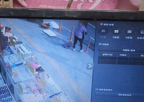 노점 단속원이 여성 노점상을 밀쳐 넘어지는 모습. 온라인 커뮤니티 