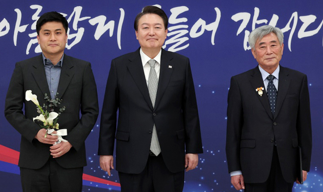 대구 동구 한국타일도기상사 박윤희 대표가 2022 국민추천포상 대통령표창을 수상했다. (오른쪽부터 박윤희 대표,윤석열 대통령,박윤희 대표 자녀)