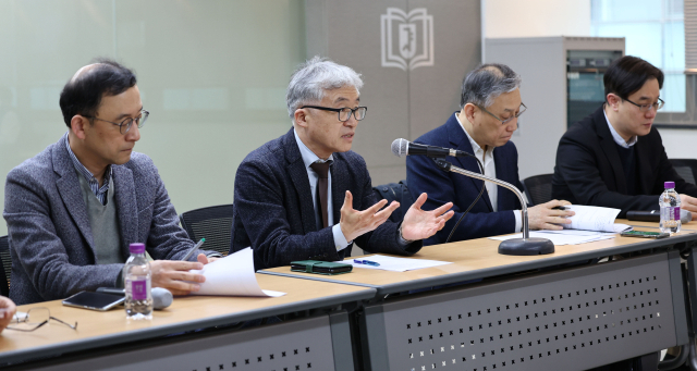서울대학교민주화교수협의회 의장인 김명환 영문학과 교수(왼쪽 두번째)가 14일 관악구 서울대학교 관정관 별관동에서 열린 윤석열 정부의 일제 강제동원 판결 관련 해법에 대한 비판 성명서 발표 기자간담회에서 발언하고 있다. 연합뉴스