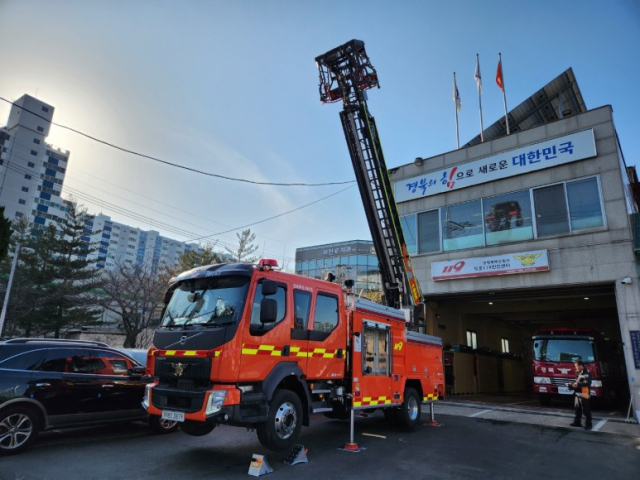 포항북부소방서는 14일 두호119안전센터에 소형사다리차를 배치하고 운영에 들어갔다. 포항북부소방서 제공.