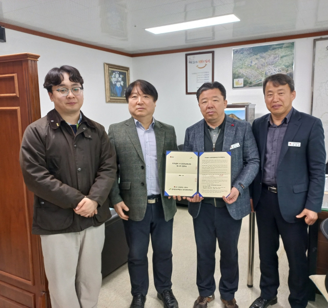 경북 김천시와 한국토지주택공사 대구경북지역본부는 14일 기초수급자 중 주거급여 가구의 주거환경 개선을 위한 수선유지급여사업에 대한 위·수탁 업무협약을 체결했다. 김천시 제공