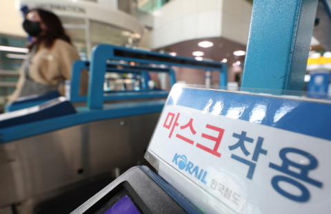 20일부터 대중교통 마스크 의무 해제…마트 내 약국에서도 안 써도 돼(종합)