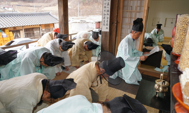 한국국학진흥원은 제례문화의 올비른 계승을 위해 형식보다는 정성이 중요하다는 의견을 내 놓고 있다. 사진은 오전 10시에 지내고 있는 봉화 성이성 종가 제사 모습. 한국국학진흥원 제공