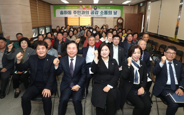 권기창 안동시장은 올해 40여일간의 공감소통 대장정을 통해 2천여명의 시민을 만나 421건의 민원을 건의받아 발빠른 해결을 주문하고 있다. 안동시 제공