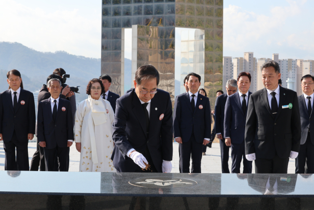 한덕수 국무총리가 15일 오전 3·15 의거 기념식 참석에 앞서 경남 창원시 마산회원구에 있는 국립 3·15 민주 묘지를 찾아 분향하고 있다. 연합뉴스