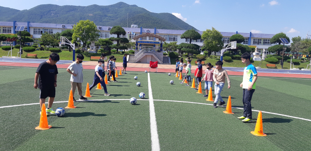 작은 학교 자유학구제가 운영되고 있는 문경 신기초등학교에서 방과후학교의 일환으로 풋살 수업이 진행되고 있다. 경북교육청 제공