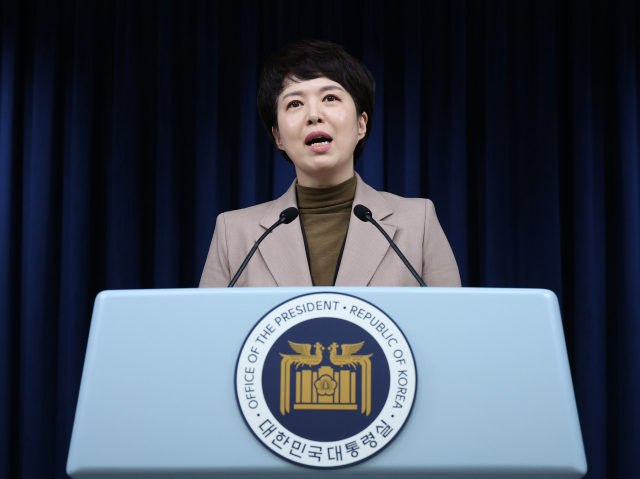김은혜 대통령실 홍보수석이 15일 서울 용산 대통령실 청사에서 고용노동부가 최근 발표한 근로시간 제도 개편안과 관련한 브리핑을 하고 있다. 연합뉴스