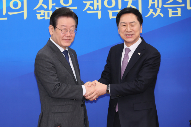 국민의힘 김기현 대표가 15일 오전 국회 민주당 대표회의실을 찾아 더불어민주당 이재명 대표와 면담 전 악수하고 있다. 연합뉴스