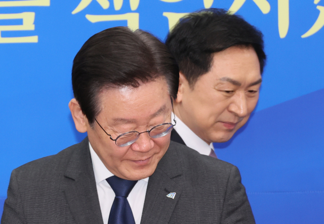 국민의힘 김기현 대표가 15일 오전 국회 민주당 대표회의실을 찾아 더불어민주당 이재명 대표와 면담 전 참석자들과 인사를 나눈 뒤 각자의 자리로 향하고 있다. 연합뉴스