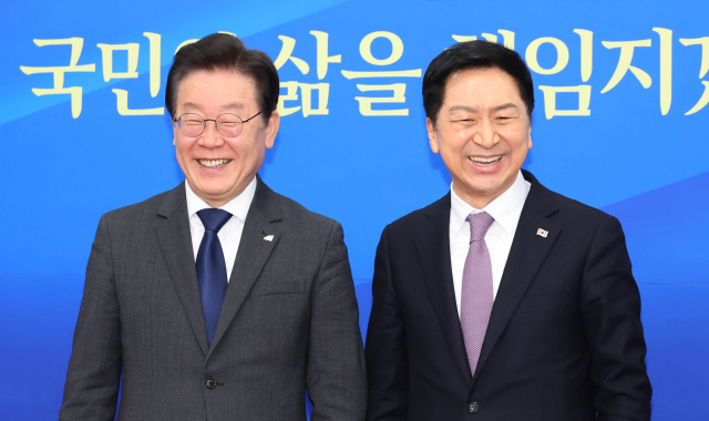국민의힘 김기현 대표가 15일 오전 국회 민주당 대표회의실을 찾아 더불어민주당 이재명 대표와 대화하고 있다. 연합뉴스
