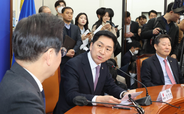 국민의힘 김기현 대표가 15일 오전 국회 민주당 대표회의실을 방문, 더불어민주당 이재명 대표와 회동에서 발언하고 있다. 연합뉴스