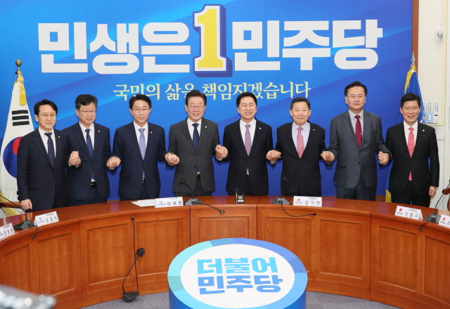 국민의힘 김기현 대표가 15일 오전 국회 민주당 대표회의실을 찾아 더불어민주당 이재명 대표와 면담 전 기념촬영을 하고 있다. 왼쪽부터 더불어민주당 천준호 비서실장, 안호영 수석대변인, 조정식 사무총장, 이 대표, 국민의힘 김 대표, 이철규 사무총장, 유상범 수석대변인, 구자근 비서실장. 연합뉴스