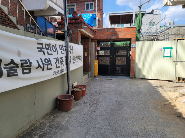 15일 오후 2시쯤 찾은 북구 대현동 이슬람사원 공사현장. 돼지머리와 족발 등이 없어졌다. 박성현 기자