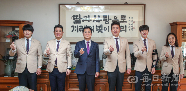 15일 대구 중구 매일신문사를 방문한 JCI 대구지구청년회의소 회장단 및 관계자들이 정창룡 매일신문 사장과 면담 후 기념촬영을 하고 있다. 왼쪽부터 서형빈 외무부회장, 김덕현 상임부회장, 정창룡 매일신문 사장, 강동진 지구회장, 최영훈 내무부회장, 권지현 감사. 안성완 기자 asw0727@imaeil.com