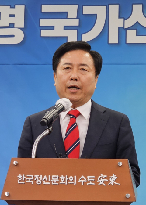 권기창 시장이 국가산업단지 지정 기자회견을 갖고 있다. 엄재진 기자